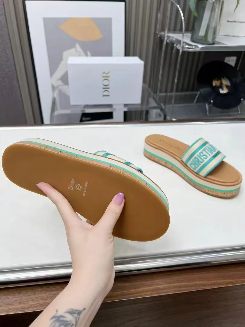 👟👟Ex-factory price 420👟👟 Dior's new spring and summer IVIETA DWAY jelly-colored flat-soled one-slip women's shoes with CD letter logo three-dimensional embroidery thick-soled round-toe open-toe slippers. The original version is developed to be the top version on the market. It feels soft and delicate on the feet and is extremely comfortable. Material: Upper imported raffia electric embroidery high-temperature water-soluble cotton technical fabric + water-dyed cowhide foot pad lining + original consistent combination outsole Outsole: original outsole Size: 35-42 (40.41.42 custom-made, non-refundable and non-exchangeable)